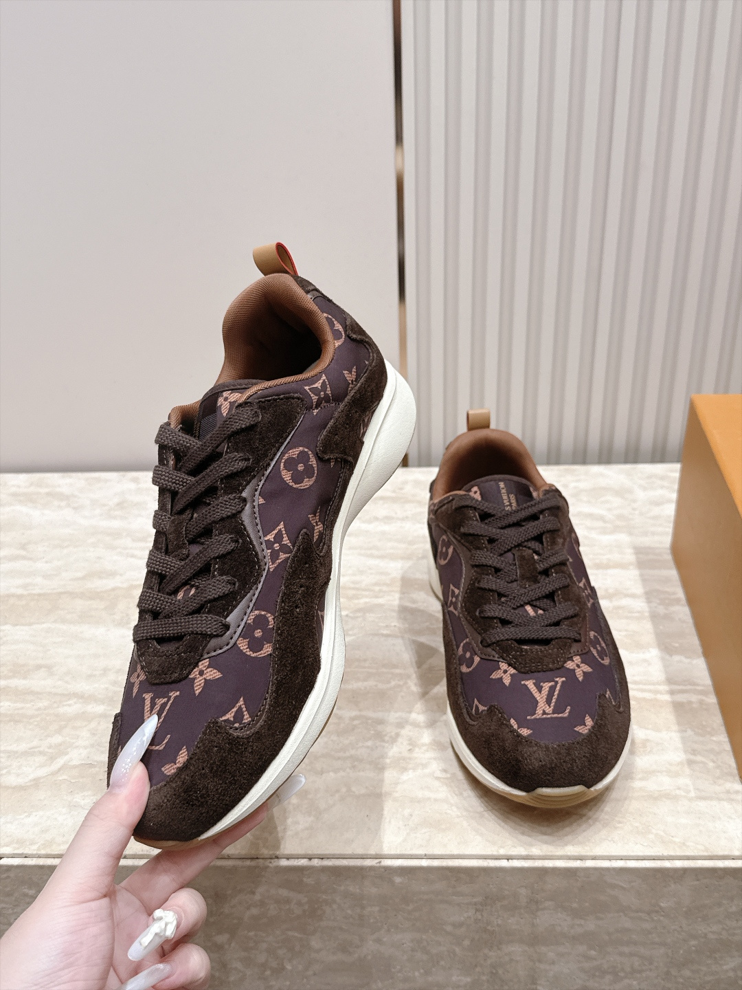 顶级版本： LV Runner Tatic男款运动鞋是Louis Vuitton 高端休闲鞋，麂皮、网布和橡胶拼接，质感