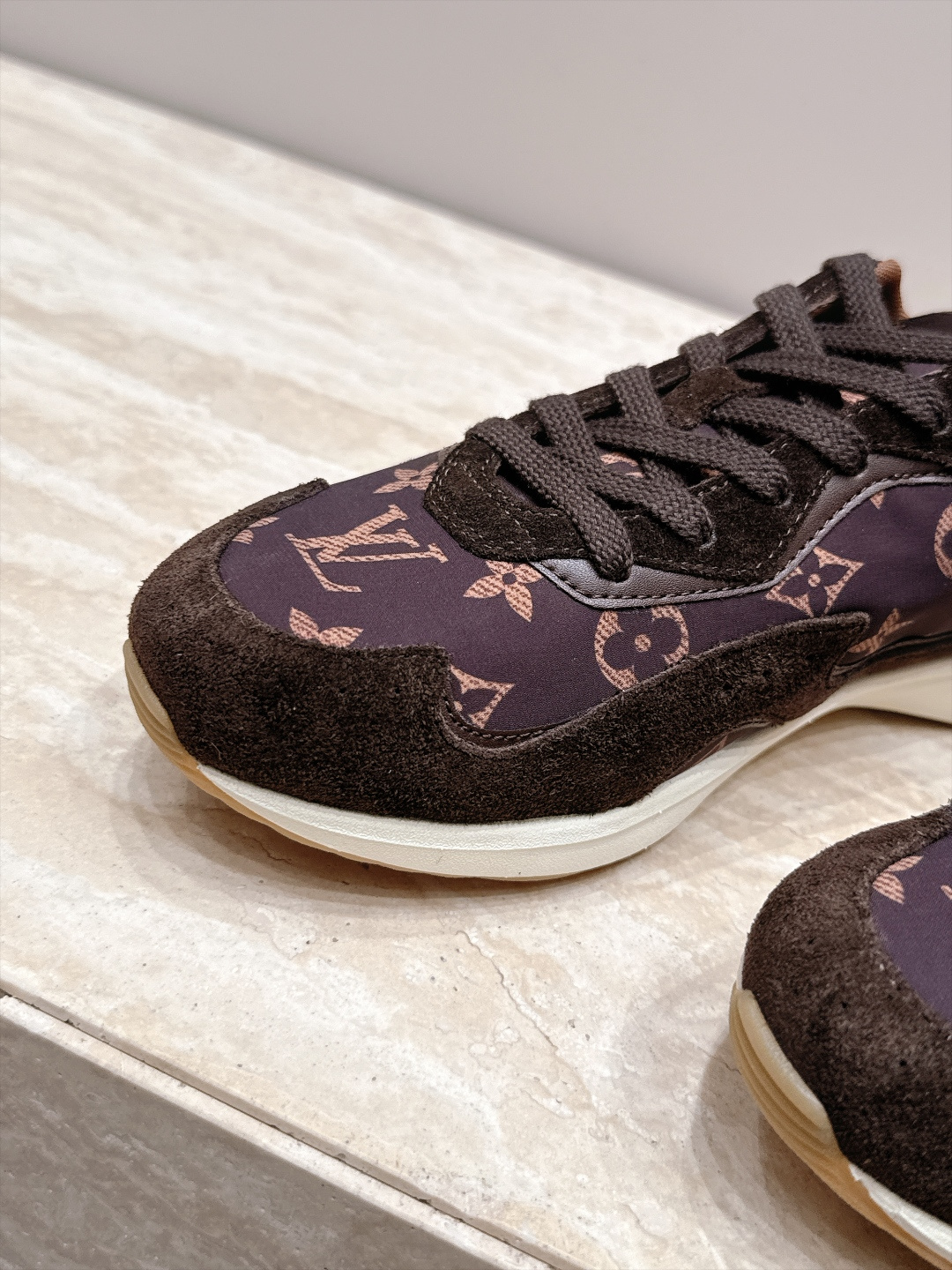 顶级版本： LV Runner Tatic男款运动鞋是Louis Vuitton 高端休闲鞋，麂皮、网布和橡胶拼接，质感