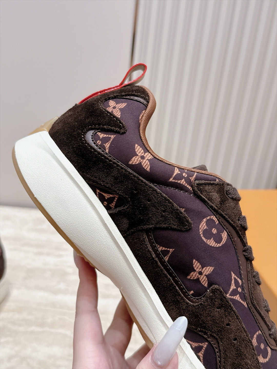 顶级版本： LV Runner Tatic男款运动鞋是Louis Vuitton 高端休闲鞋，麂皮、网布和橡胶拼接，质感