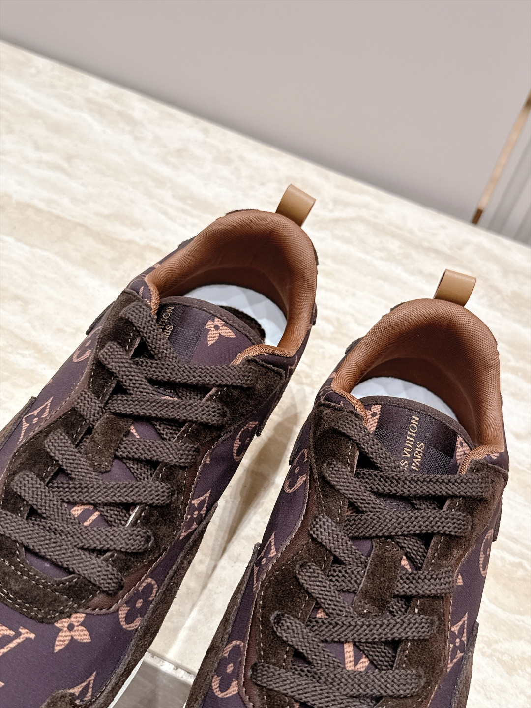 顶级版本： LV Runner Tatic男款运动鞋是Louis Vuitton 高端休闲鞋，麂皮、网布和橡胶拼接，质感
