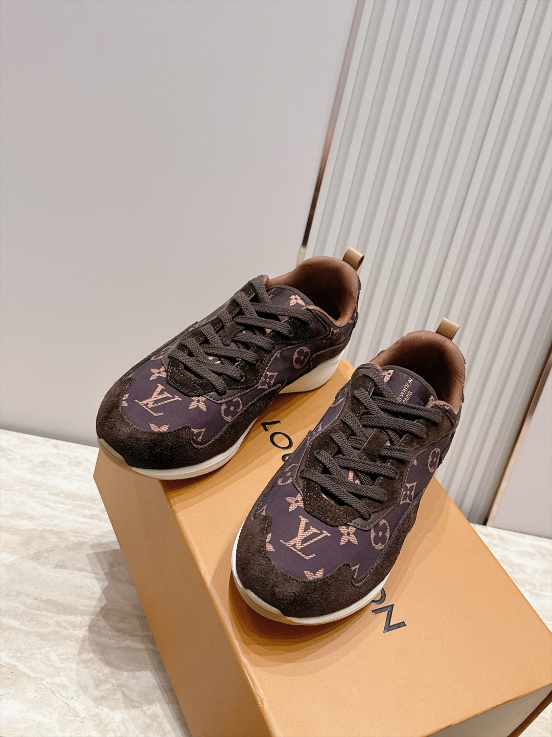 顶级版本： LV Runner Tatic男款运动鞋是Louis Vuitton 高端休闲鞋，麂皮、网布和橡胶拼接，质感