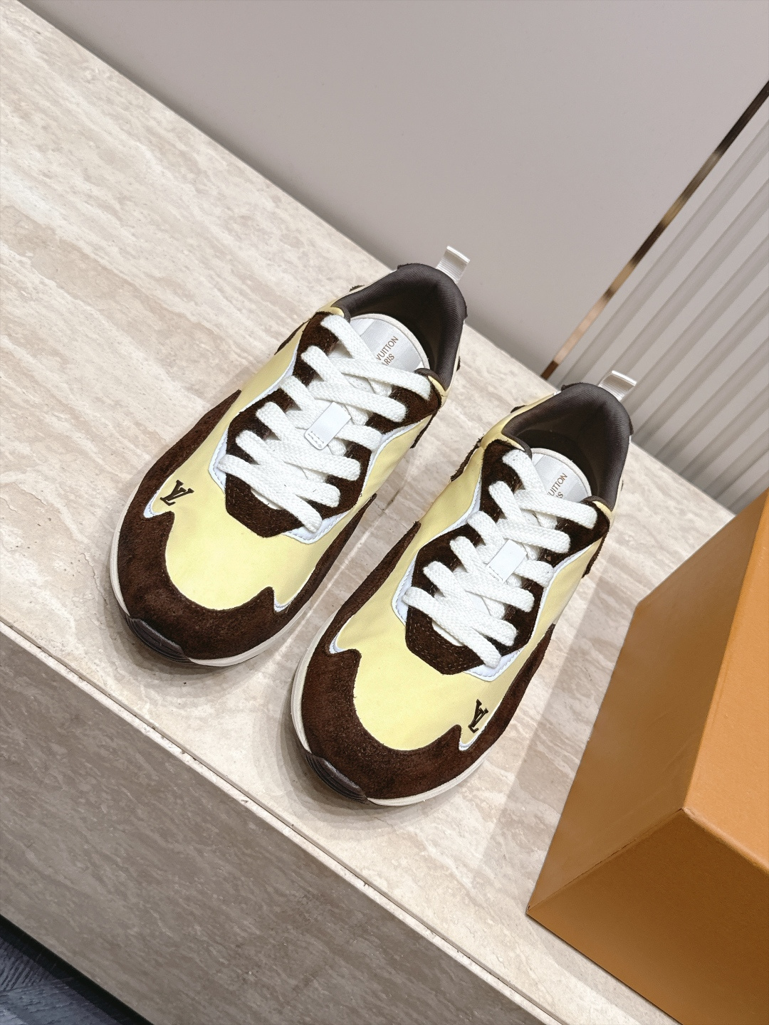 顶级版本： LV Runner Tatic男款运动鞋是Louis Vuitton 高端休闲鞋，麂皮、网布和橡胶拼接，质感