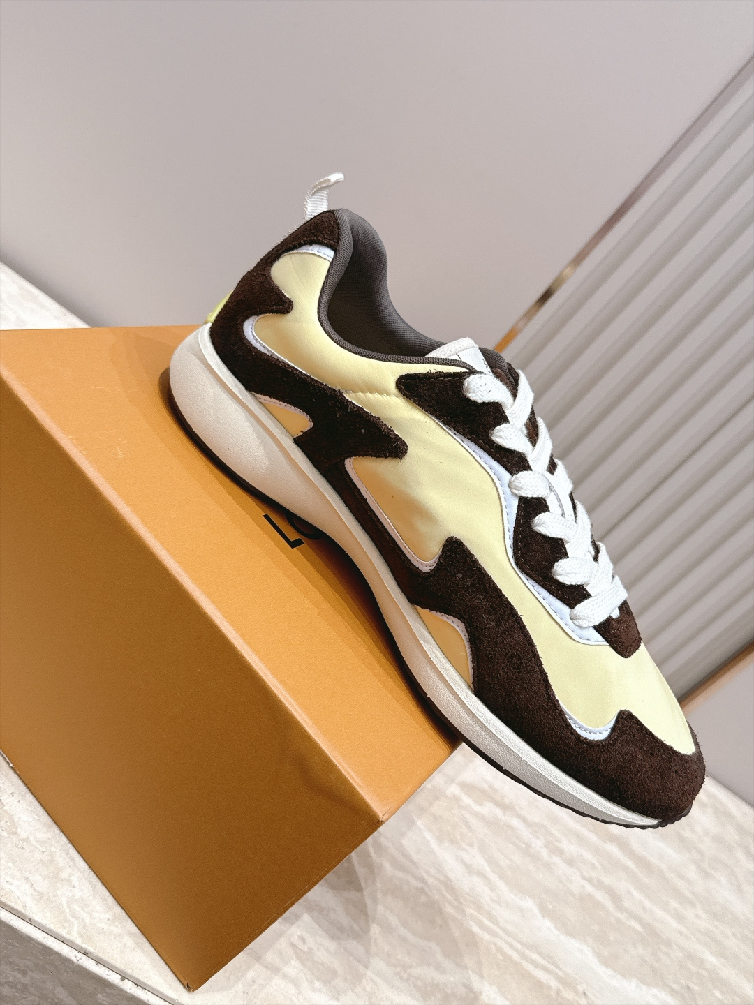 顶级版本： LV Runner Tatic男款运动鞋是Louis Vuitton 高端休闲鞋，麂皮、网布和橡胶拼接，质感