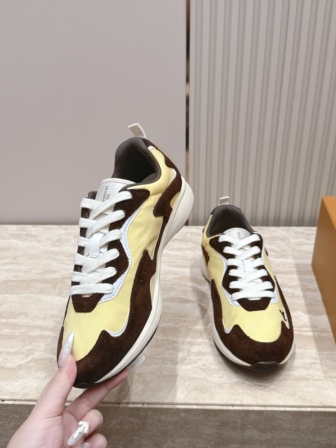 顶级版本： LV Runner Tatic男款运动鞋是Louis Vuitton 高端休闲鞋，麂皮、网布和橡胶拼接，质感
