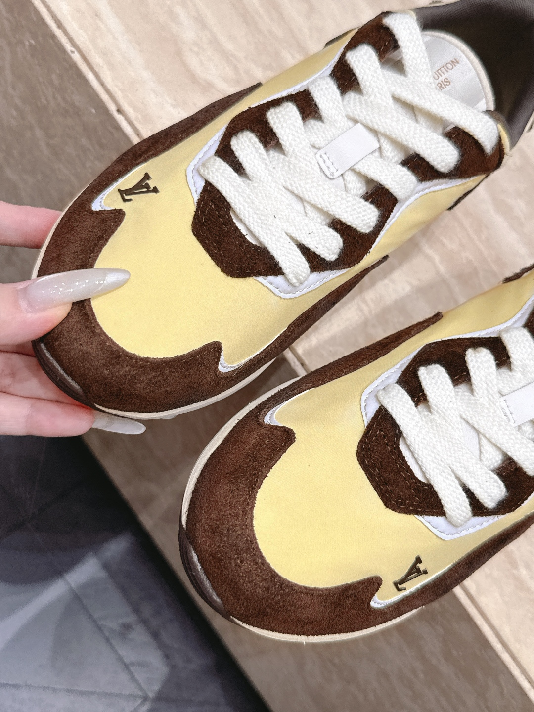 顶级版本： LV Runner Tatic男款运动鞋是Louis Vuitton 高端休闲鞋，麂皮、网布和橡胶拼接，质感