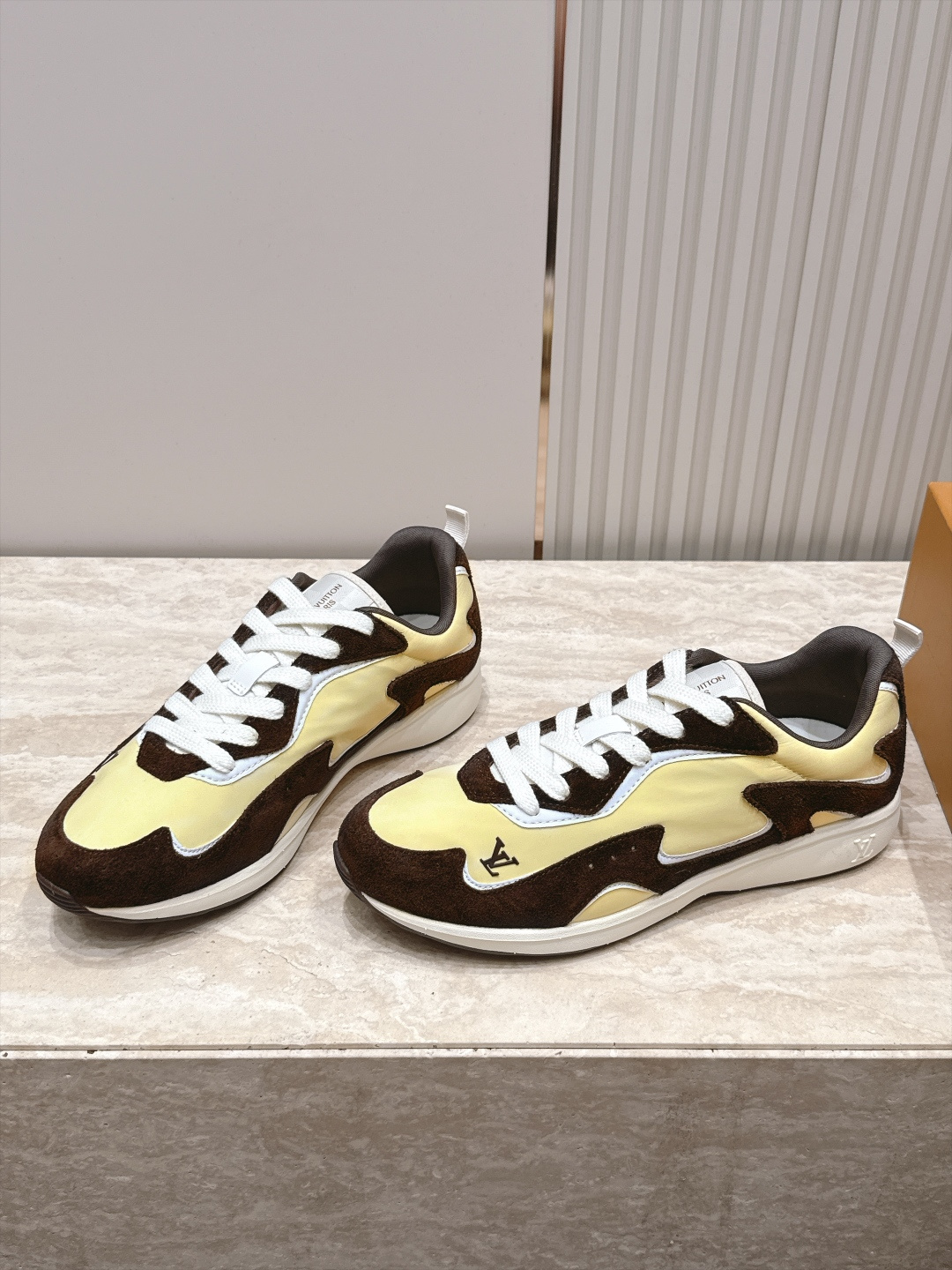 顶级版本： LV Runner Tatic男款运动鞋是Louis Vuitton 高端休闲鞋，麂皮、网布和橡胶拼接，质感