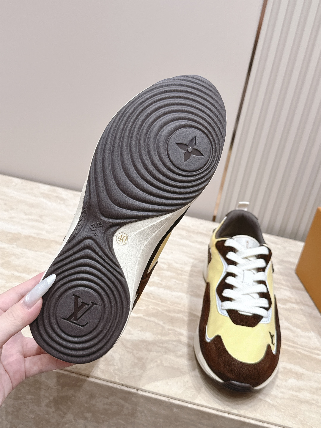 顶级版本： LV Runner Tatic男款运动鞋是Louis Vuitton 高端休闲鞋，麂皮、网布和橡胶拼接，质感