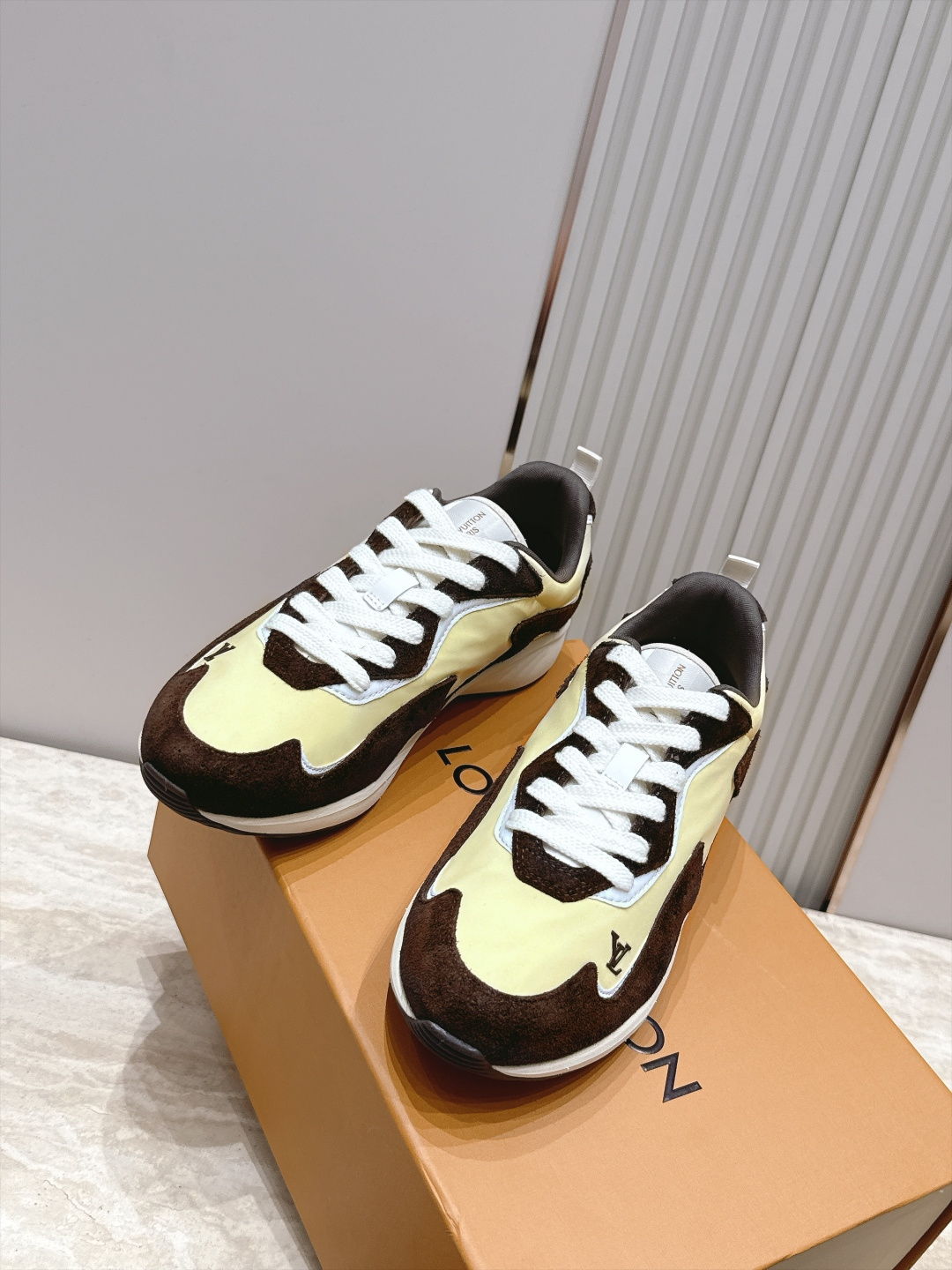 顶级版本： LV Runner Tatic男款运动鞋是Louis Vuitton 高端休闲鞋，麂皮、网布和橡胶拼接，质感