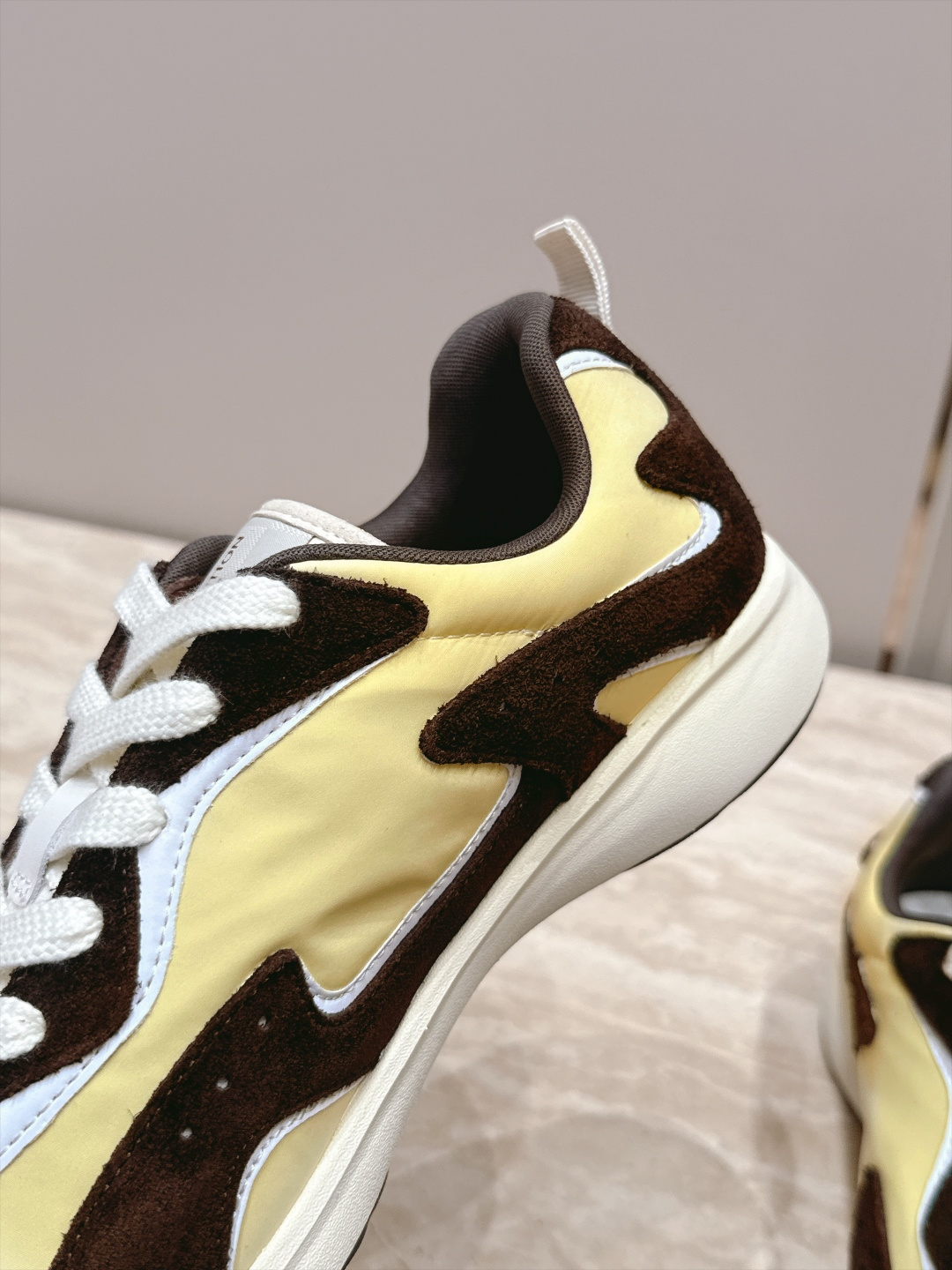 顶级版本： LV Runner Tatic男款运动鞋是Louis Vuitton 高端休闲鞋，麂皮、网布和橡胶拼接，质感