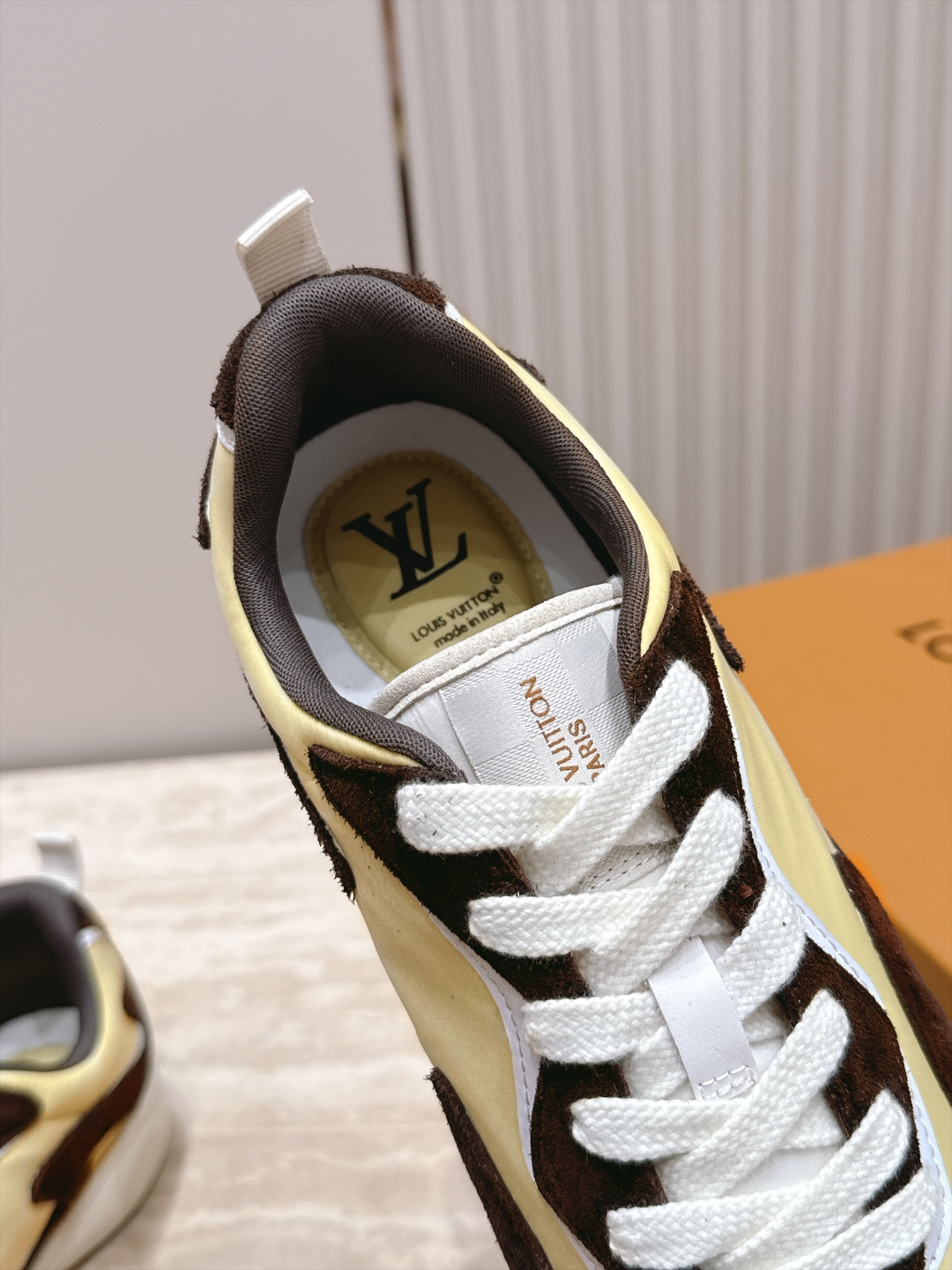 顶级版本： LV Runner Tatic男款运动鞋是Louis Vuitton 高端休闲鞋，麂皮、网布和橡胶拼接，质感