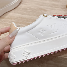 顶级版本: LV 厚底小白鞋系列 经典系列 采用进口牛皮 🐂 油边工艺🌹 爱了爱了,侧身logo简约不简单,元素满满的爱 顶级版本: LV 厚底小白鞋系列 经典系列 采用进口牛皮 🐂 油边工艺🌹 爱了爱了,侧身logo简约不简单,元素满满的爱