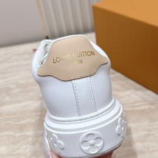 顶级版本: LV 厚底小白鞋系列 经典系列 采用进口牛皮 🐂 油边工艺🌹 爱了爱了,侧身logo简约不简单,元素满满的爱 顶级版本: LV 厚底小白鞋系列 经典系列 采用进口牛皮 🐂 油边工艺🌹 爱了爱了,侧身logo简约不简单,元素满满的爱