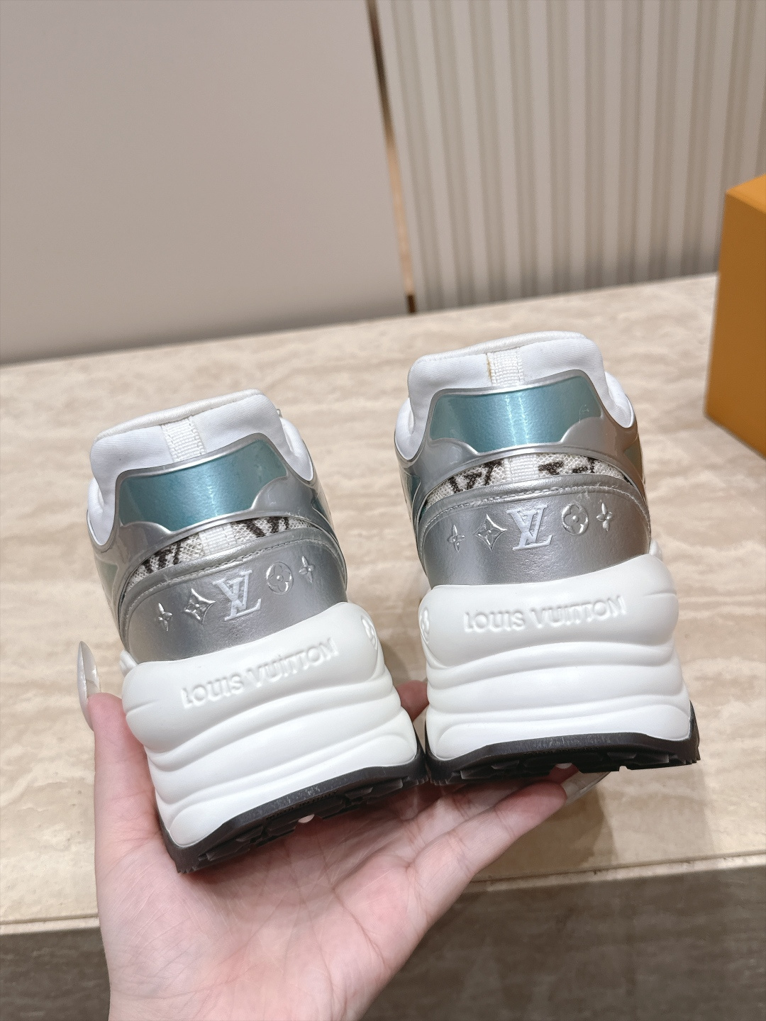 顶级版本：女款  LV路易威登L家驴牌 爆款RUN 55 运动鞋 网面 花卉 四叶草 休闲 Sneaker跑鞋 老爹鞋 