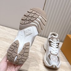 顶级版本:女款 LV路易威登L家驴牌 爆款RUN 55 运动鞋 网面 花卉 四叶草 休闲 Sneaker跑鞋 老爹鞋 顶级版本:女款 LV路易威登L家驴牌 爆款RUN 55 运动鞋 网面 花卉 四叶草 休闲 Sneaker跑鞋 老爹鞋