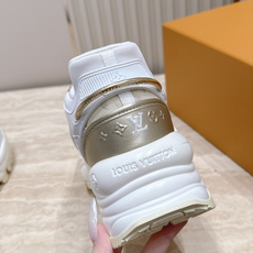 顶级版本:女款 LV路易威登L家驴牌 爆款RUN 55 运动鞋 网面 花卉 四叶草 休闲 Sneaker跑鞋 老爹鞋 顶级版本:女款 LV路易威登L家驴牌 爆款RUN 55 运动鞋 网面 花卉 四叶草 休闲 Sneaker跑鞋 老爹鞋