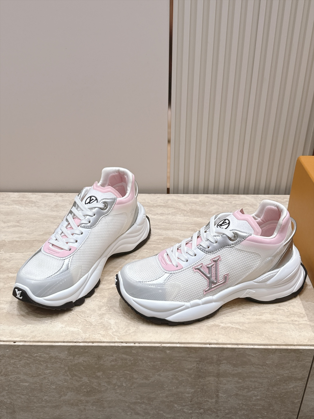 顶级版本：女款  LV路易威登L家驴牌 爆款RUN 55 运动鞋 网面 花卉 四叶草 休闲 Sneaker跑鞋 老爹鞋 