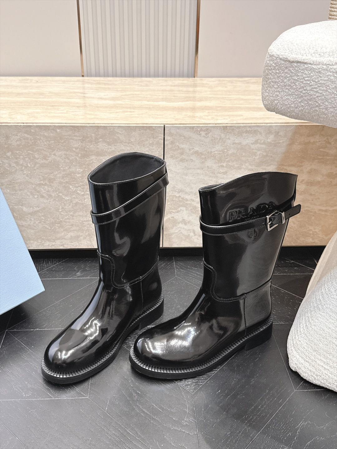 中筒    Prada/普拉达F041 2026ss秋冬最新款厚底马丁靴中筒靴长靴，非常耐看的一款 走秀款中筒靴 原版复