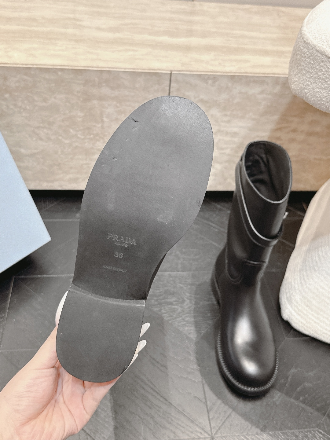 中筒    Prada/普拉达F041 2026ss秋冬最新款厚底马丁靴中筒靴长靴，非常耐看的一款 走秀款中筒靴 原版复