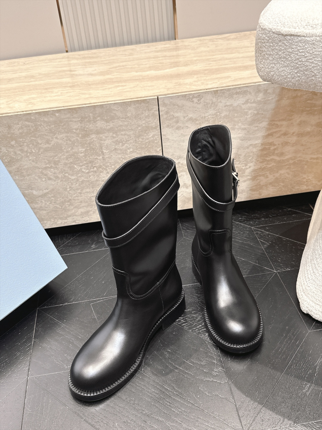 中筒    Prada/普拉达F041 2026ss秋冬最新款厚底马丁靴中筒靴长靴，非常耐看的一款 走秀款中筒靴 原版复