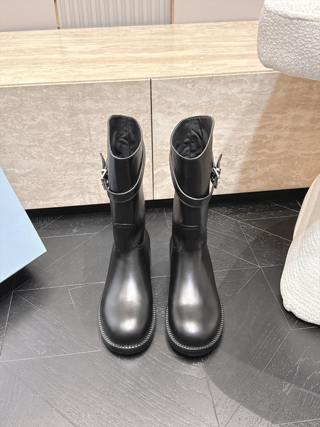中筒    Prada/普拉达F041 2026ss秋冬最新款厚底马丁靴中筒靴长靴，非常耐看的一款 走秀款中筒靴 原版复