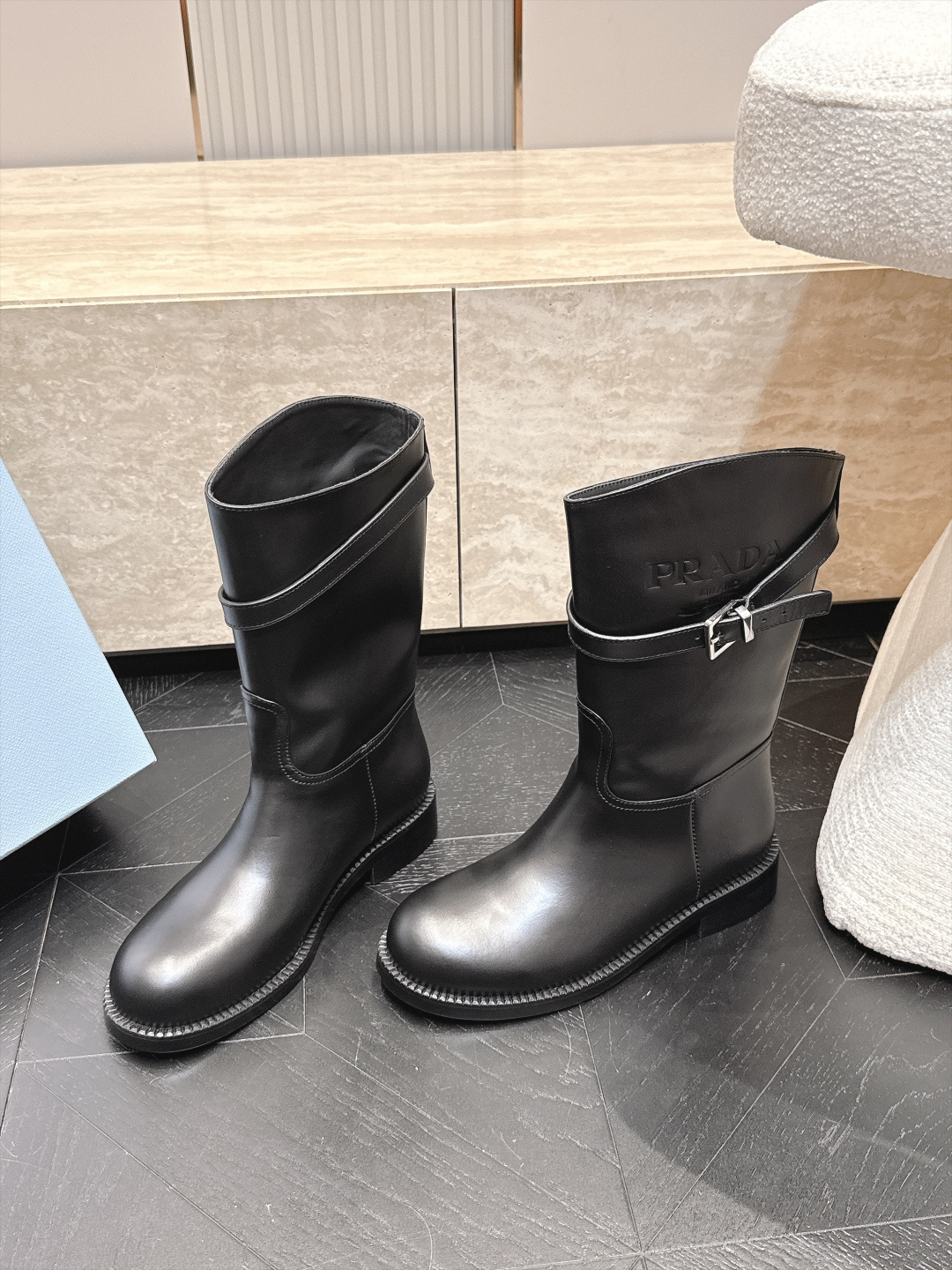 中筒    Prada/普拉达F041 2026ss秋冬最新款厚底马丁靴中筒靴长靴，非常耐看的一款 走秀款中筒靴 原版复