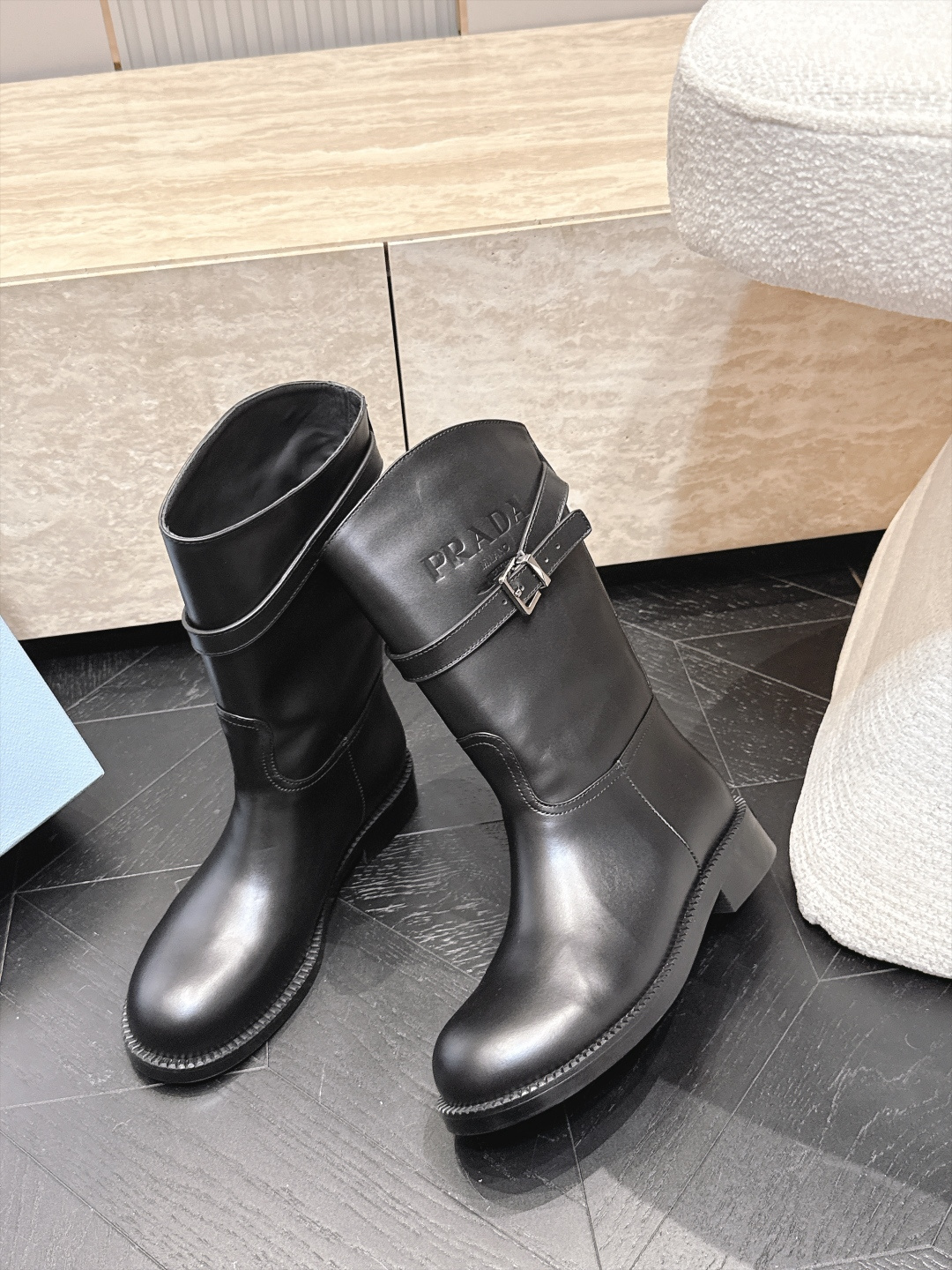 中筒    Prada/普拉达F041 2026ss秋冬最新款厚底马丁靴中筒靴长靴，非常耐看的一款 走秀款中筒靴 原版复