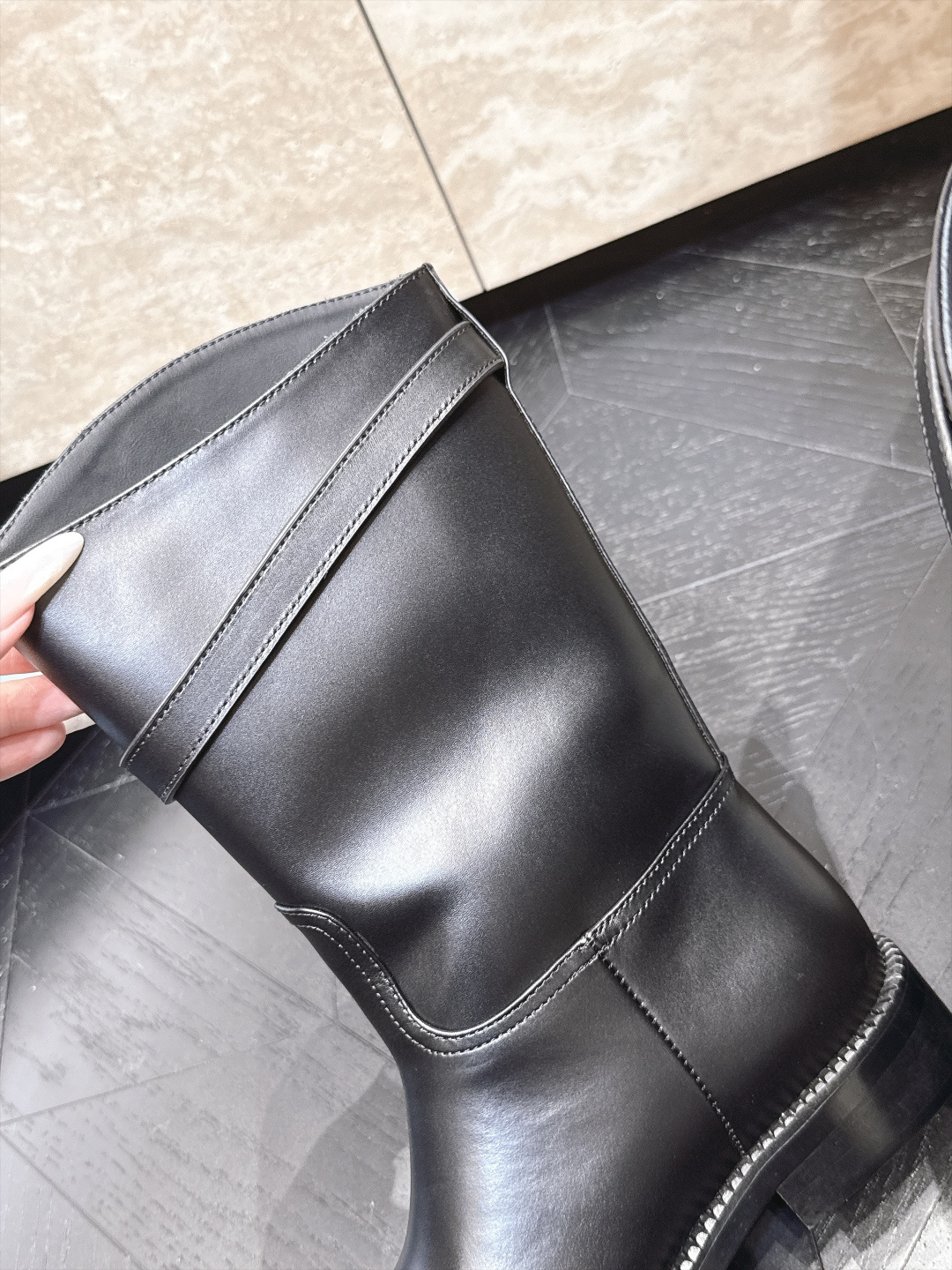 中筒    Prada/普拉达F041 2026ss秋冬最新款厚底马丁靴中筒靴长靴，非常耐看的一款 走秀款中筒靴 原版复
