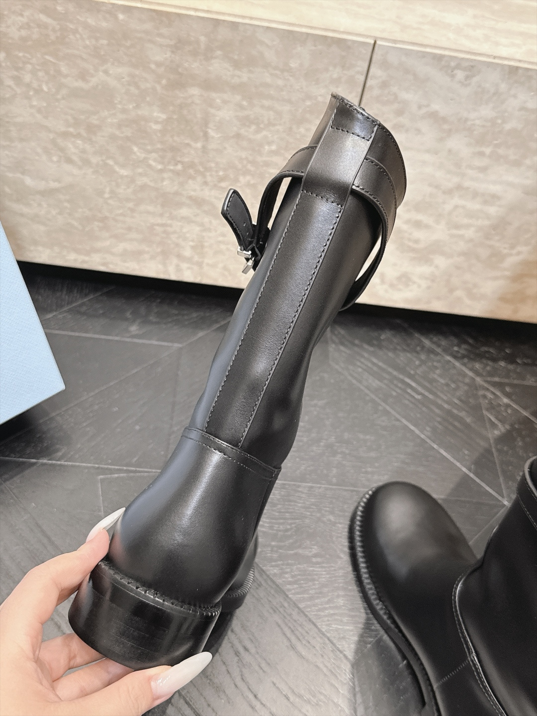 中筒    Prada/普拉达F041 2026ss秋冬最新款厚底马丁靴中筒靴长靴，非常耐看的一款 走秀款中筒靴 原版复