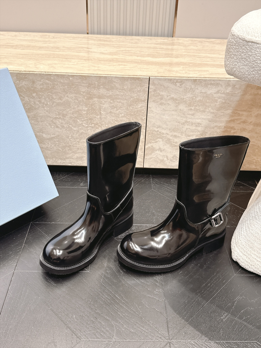 中筒    Prada/普拉达F041 2026ss秋冬最新款厚底马丁靴中筒靴长靴，非常耐看的一款 走秀款中筒靴 原版复
