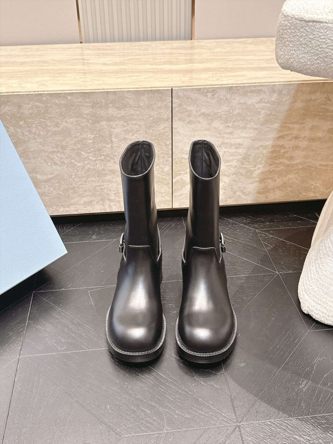 中筒    Prada/普拉达F041 2026ss秋冬最新款厚底马丁靴中筒靴长靴，非常耐看的一款 走秀款中筒靴 原版复
