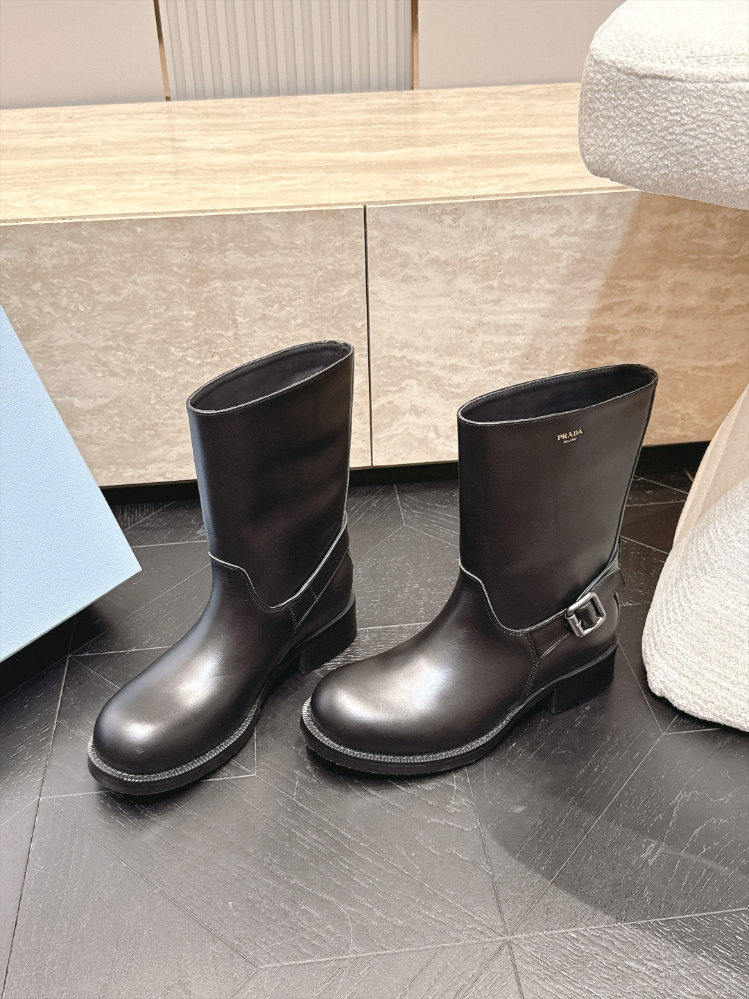 中筒    Prada/普拉达F041 2026ss秋冬最新款厚底马丁靴中筒靴长靴，非常耐看的一款 走秀款中筒靴 原版复