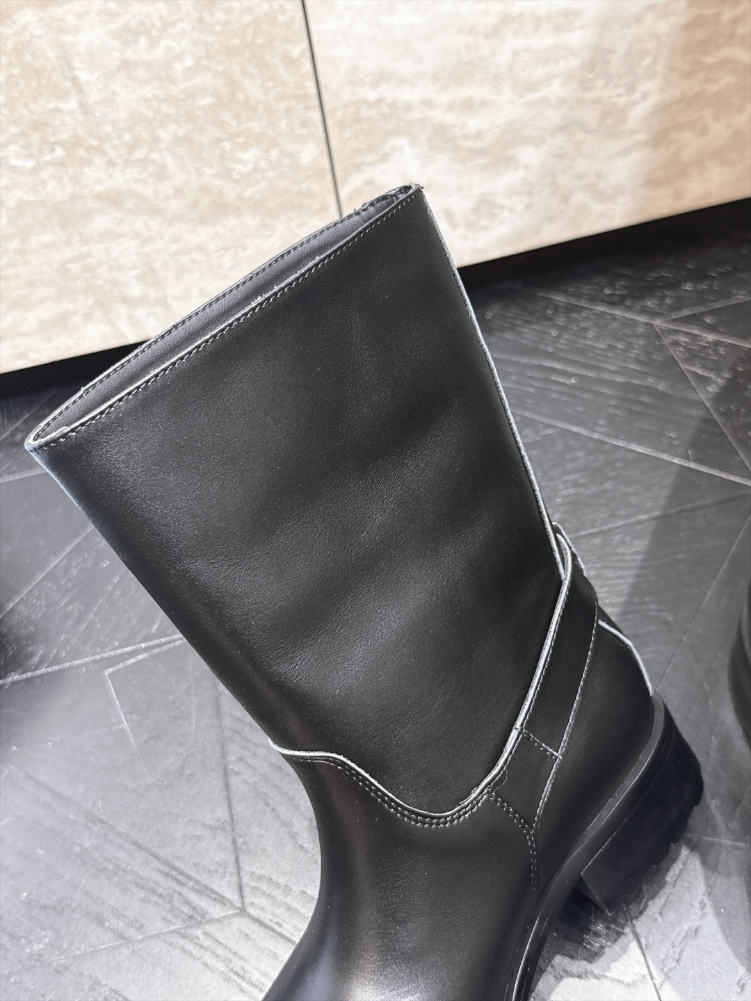 中筒    Prada/普拉达F041 2026ss秋冬最新款厚底马丁靴中筒靴长靴，非常耐看的一款 走秀款中筒靴 原版复