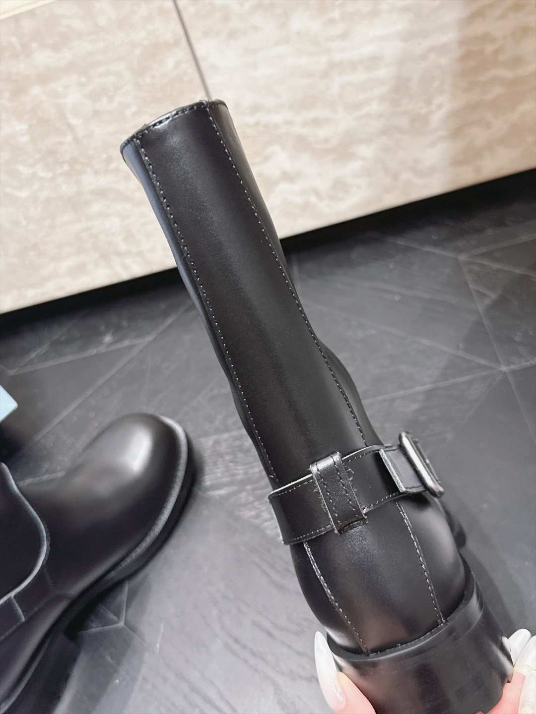 中筒    Prada/普拉达F041 2026ss秋冬最新款厚底马丁靴中筒靴长靴，非常耐看的一款 走秀款中筒靴 原版复