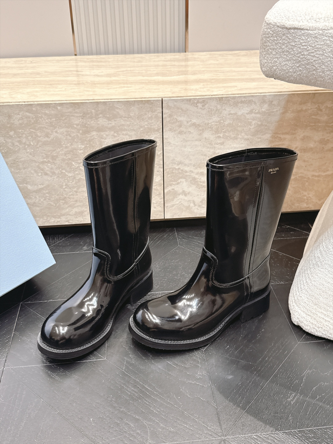 中筒    Prada/普拉达F041 2026ss秋冬最新款厚底马丁靴中筒靴长靴，非常耐看的一款 走秀款中筒靴 原版复