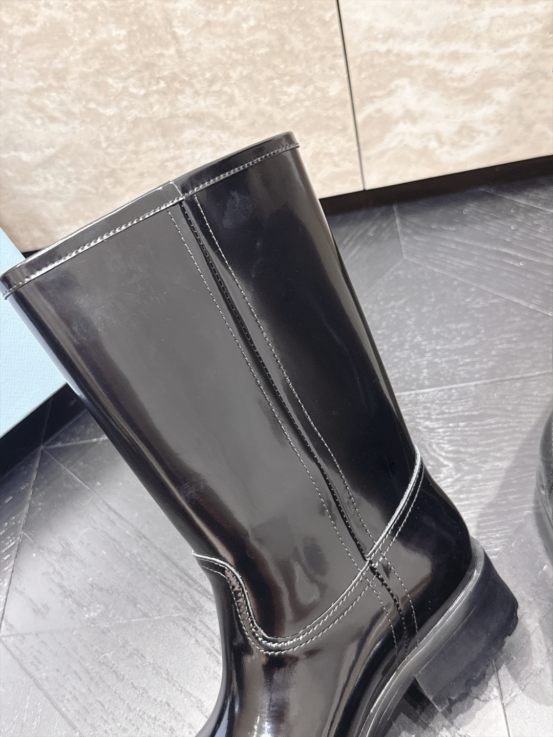 中筒    Prada/普拉达F041 2026ss秋冬最新款厚底马丁靴中筒靴长靴，非常耐看的一款 走秀款中筒靴 原版复
