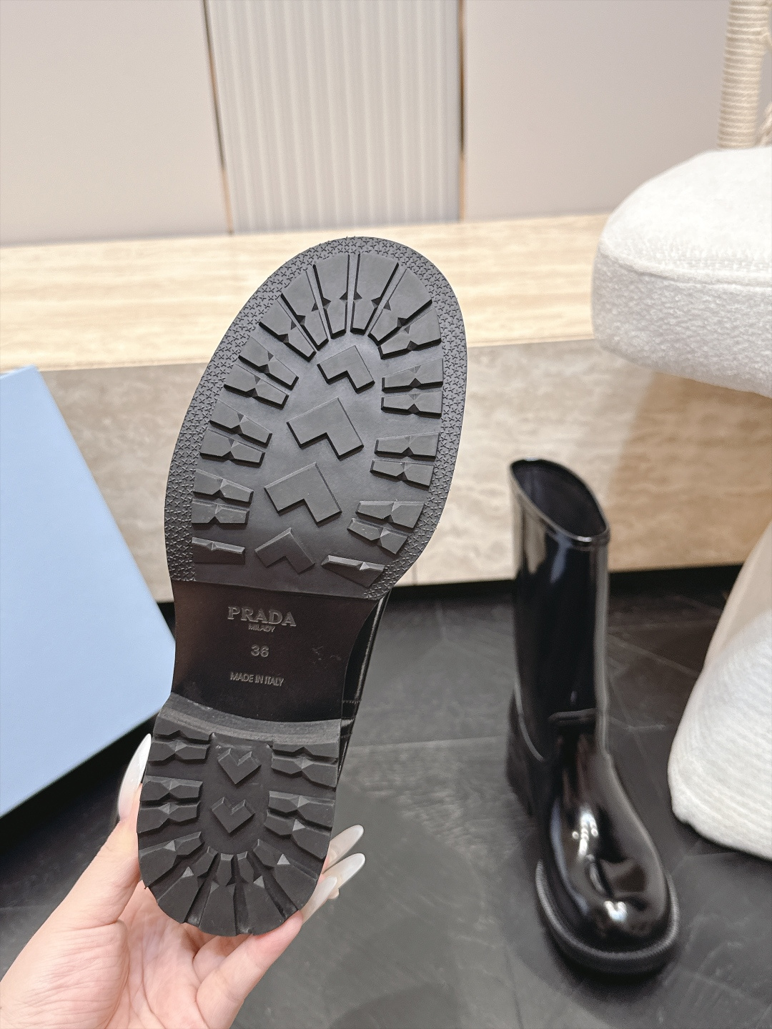 中筒    Prada/普拉达F041 2026ss秋冬最新款厚底马丁靴中筒靴长靴，非常耐看的一款 走秀款中筒靴 原版复