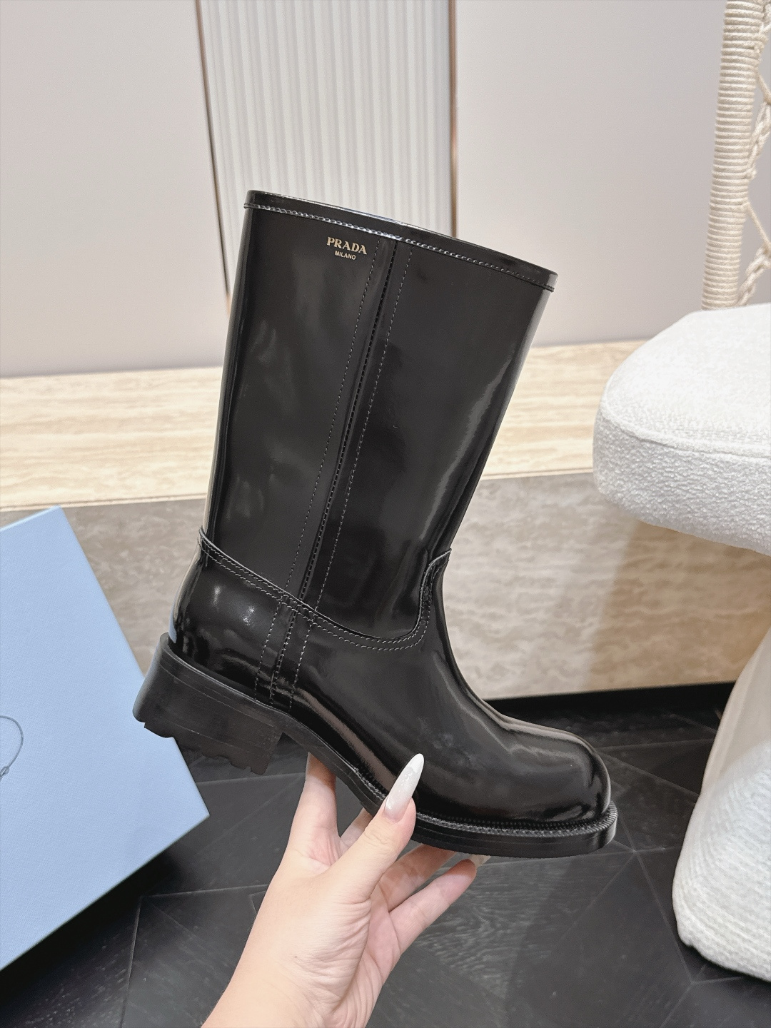 中筒    Prada/普拉达F041 2026ss秋冬最新款厚底马丁靴中筒靴长靴，非常耐看的一款 走秀款中筒靴 原版复