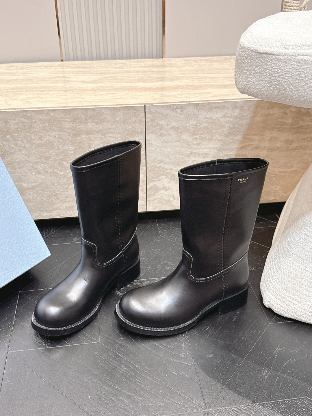中筒    Prada/普拉达F041 2026ss秋冬最新款厚底马丁靴中筒靴长靴，非常耐看的一款 走秀款中筒靴 原版复