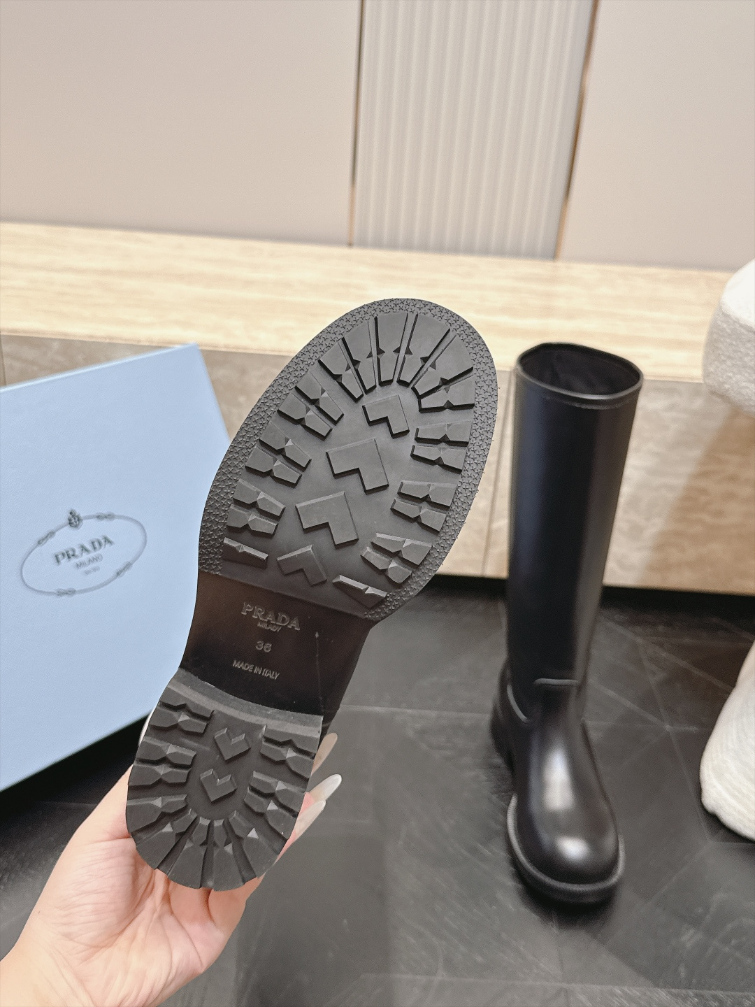 高筒    Prada/普拉达F041 2026ss秋冬最新款厚底马丁靴高筒靴长靴，非常耐看的一款 走秀款中筒靴 原版复