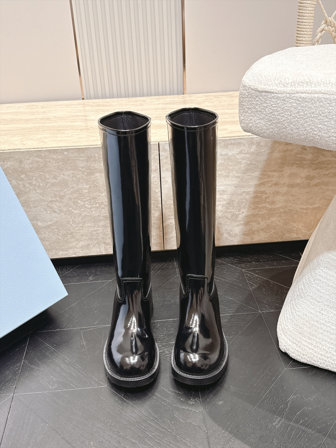 高筒    Prada/普拉达F041 2026ss秋冬最新款厚底马丁靴高筒靴长靴，非常耐看的一款 走秀款中筒靴 原版复