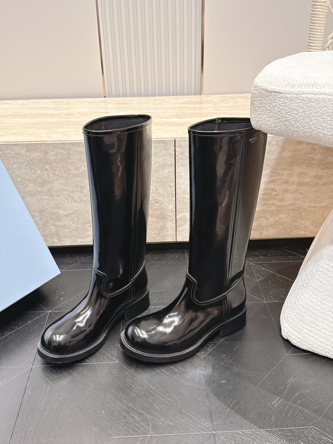 高筒    Prada/普拉达F041 2026ss秋冬最新款厚底马丁靴高筒靴长靴，非常耐看的一款 走秀款中筒靴 原版复