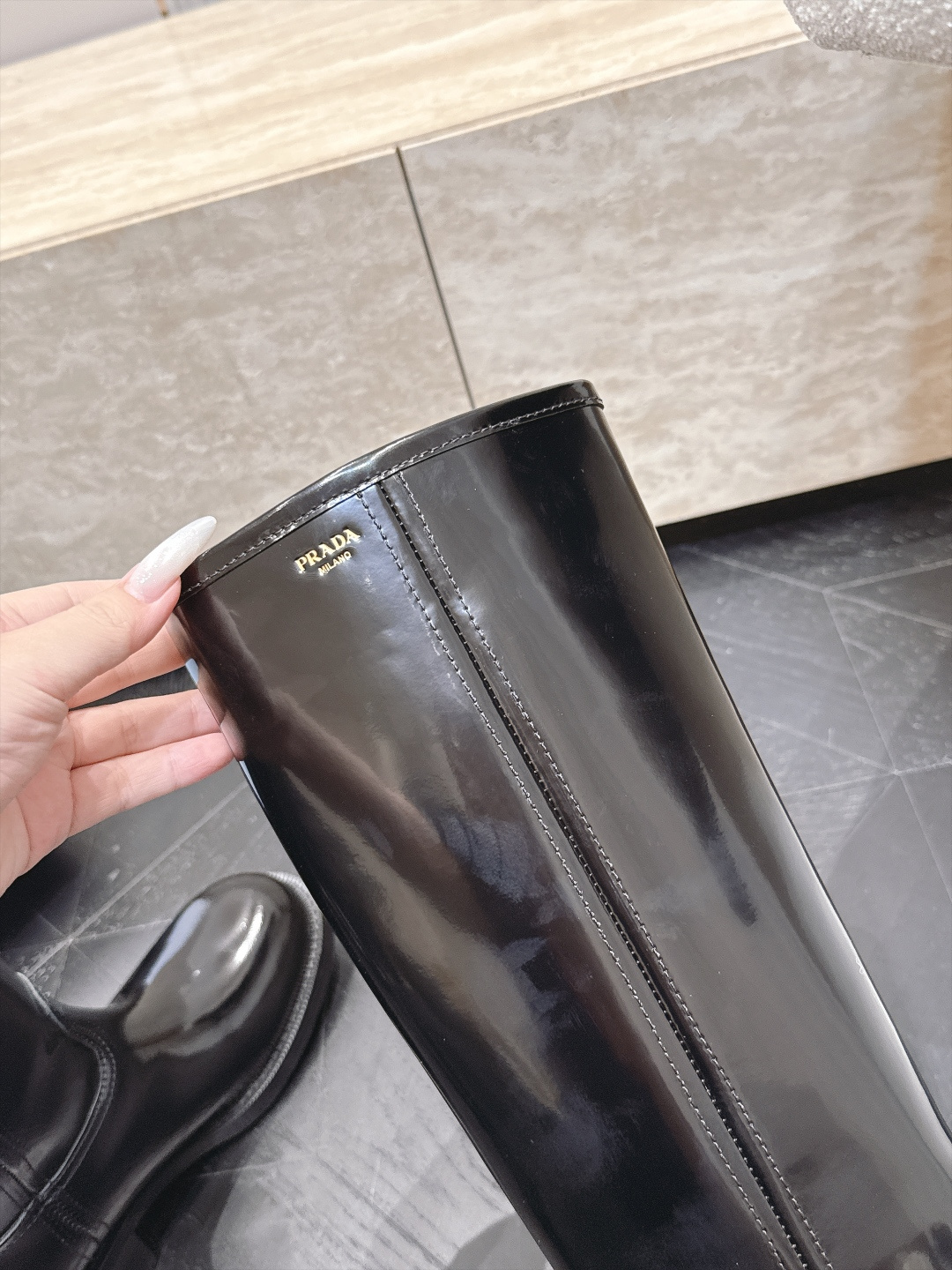高筒    Prada/普拉达F041 2026ss秋冬最新款厚底马丁靴高筒靴长靴，非常耐看的一款 走秀款中筒靴 原版复