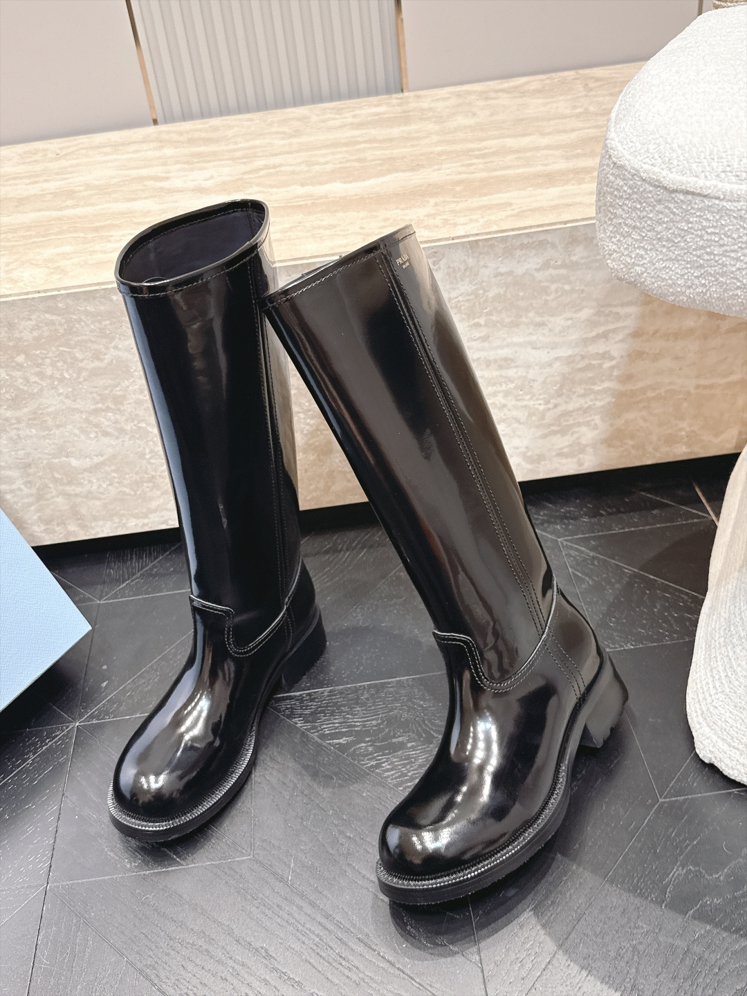 高筒    Prada/普拉达F041 2026ss秋冬最新款厚底马丁靴高筒靴长靴，非常耐看的一款 走秀款中筒靴 原版复
