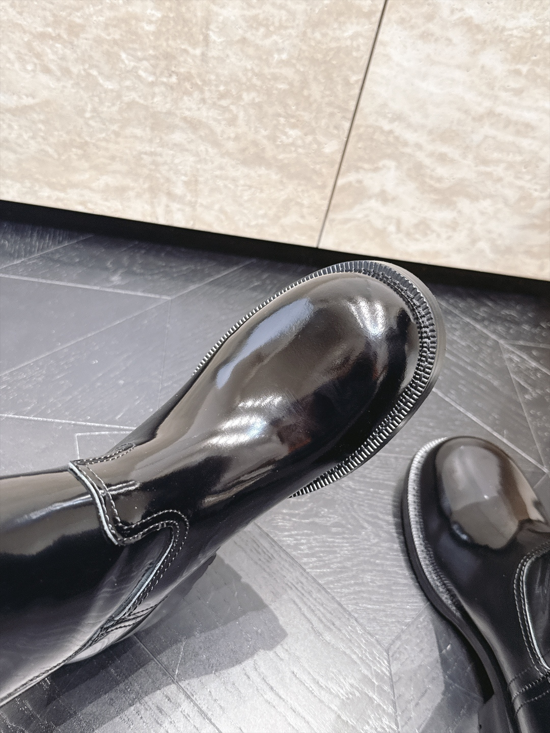 高筒    Prada/普拉达F041 2026ss秋冬最新款厚底马丁靴高筒靴长靴，非常耐看的一款 走秀款中筒靴 原版复