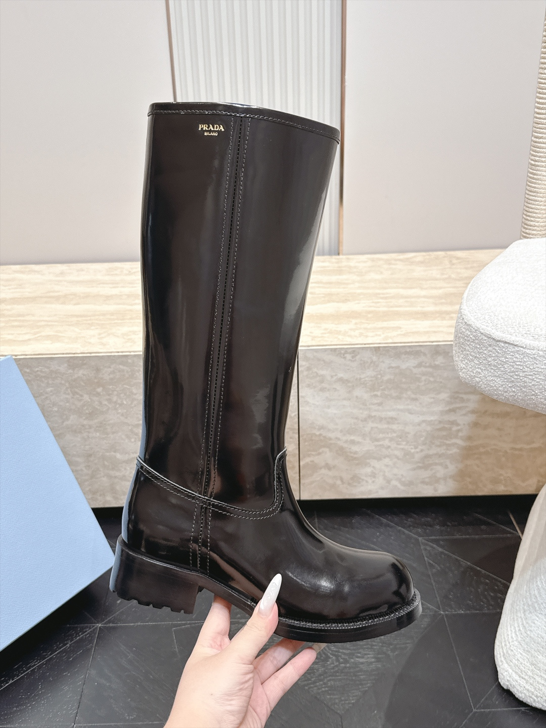 高筒    Prada/普拉达F041 2026ss秋冬最新款厚底马丁靴高筒靴长靴，非常耐看的一款 走秀款中筒靴 原版复
