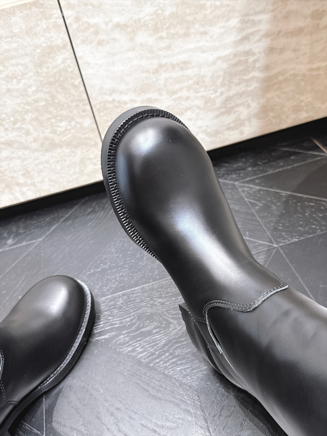 高筒    Prada/普拉达F041 2026ss秋冬最新款厚底马丁靴高筒靴长靴，非常耐看的一款 走秀款中筒靴 原版复