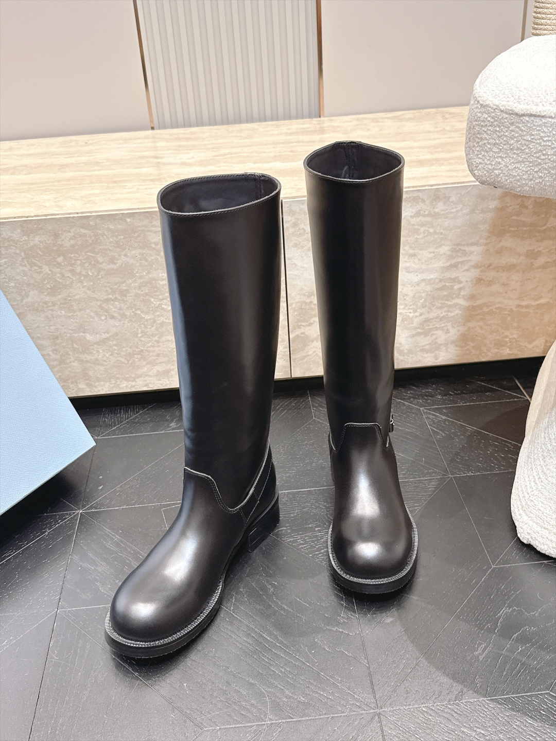 高筒    Prada/普拉达F041 2026ss秋冬最新款厚底马丁靴高筒靴长靴，非常耐看的一款 走秀款中筒靴 原版复