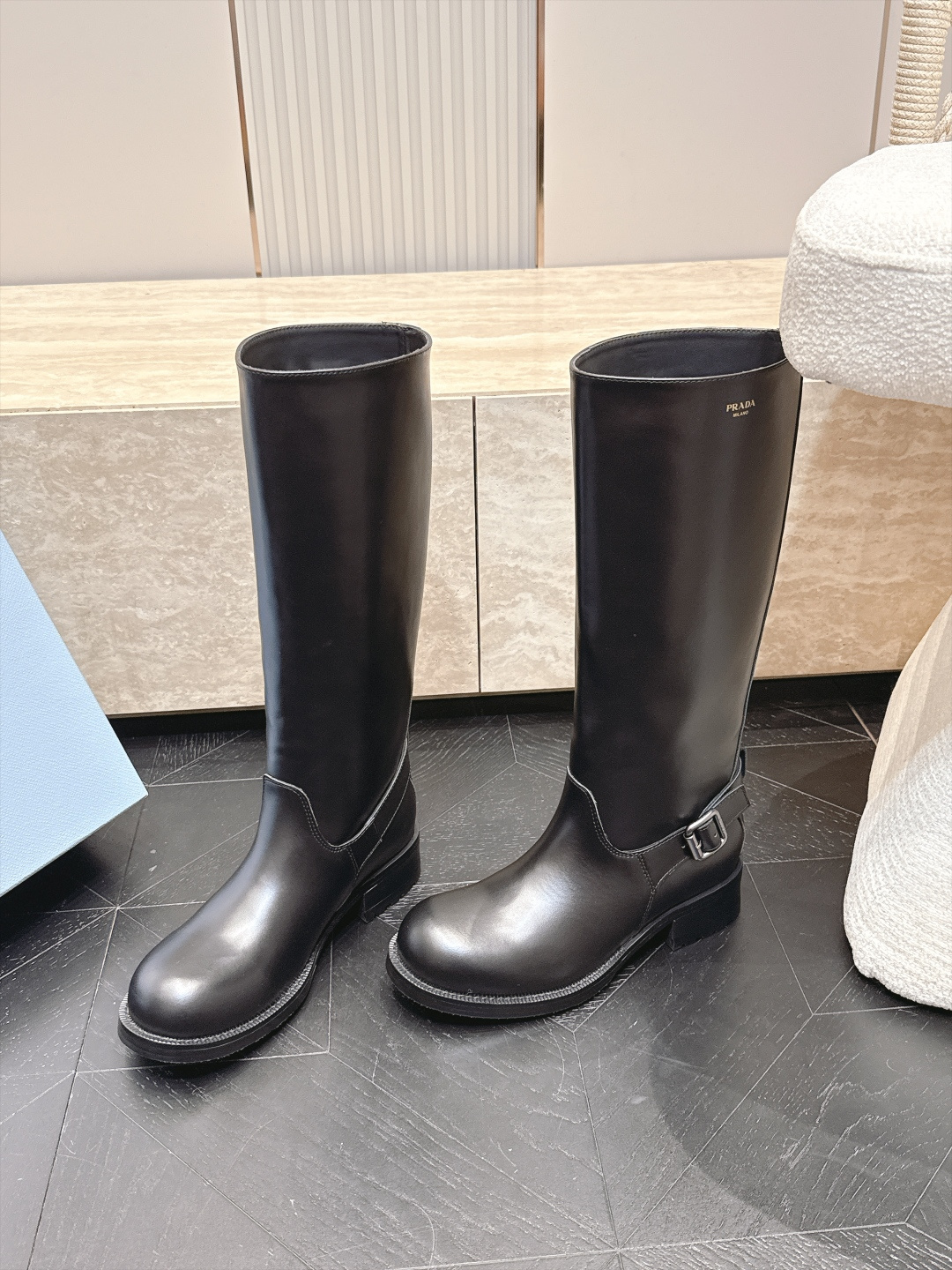 高筒    Prada/普拉达F041 2026ss秋冬最新款厚底马丁靴高筒靴长靴，非常耐看的一款 走秀款中筒靴 原版复