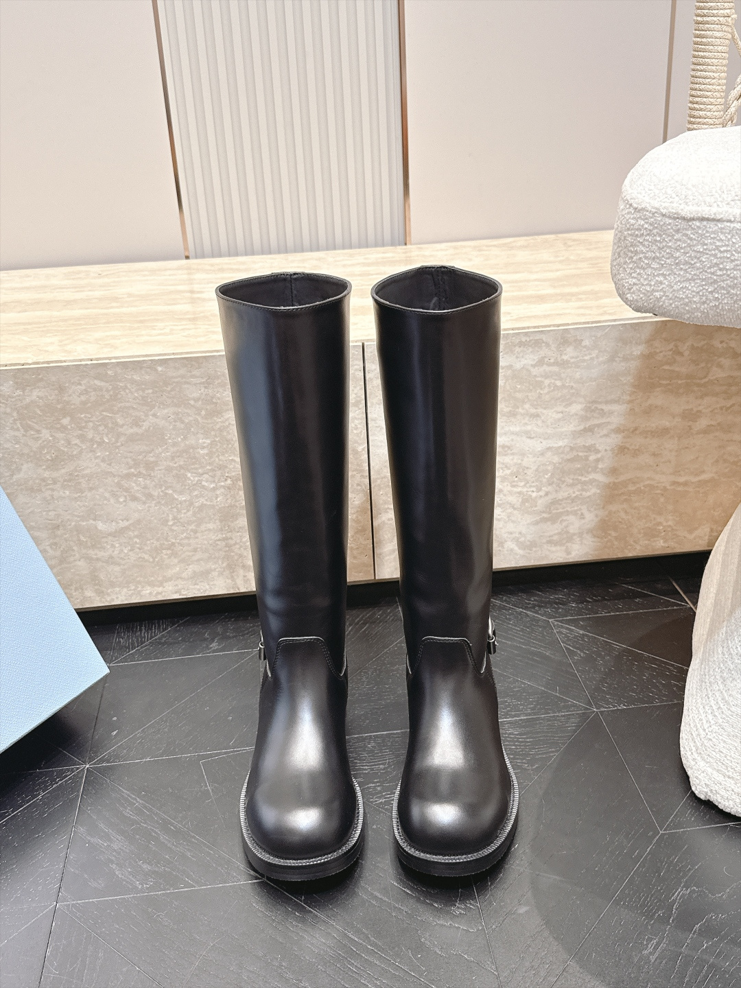 高筒    Prada/普拉达F041 2026ss秋冬最新款厚底马丁靴高筒靴长靴，非常耐看的一款 走秀款中筒靴 原版复