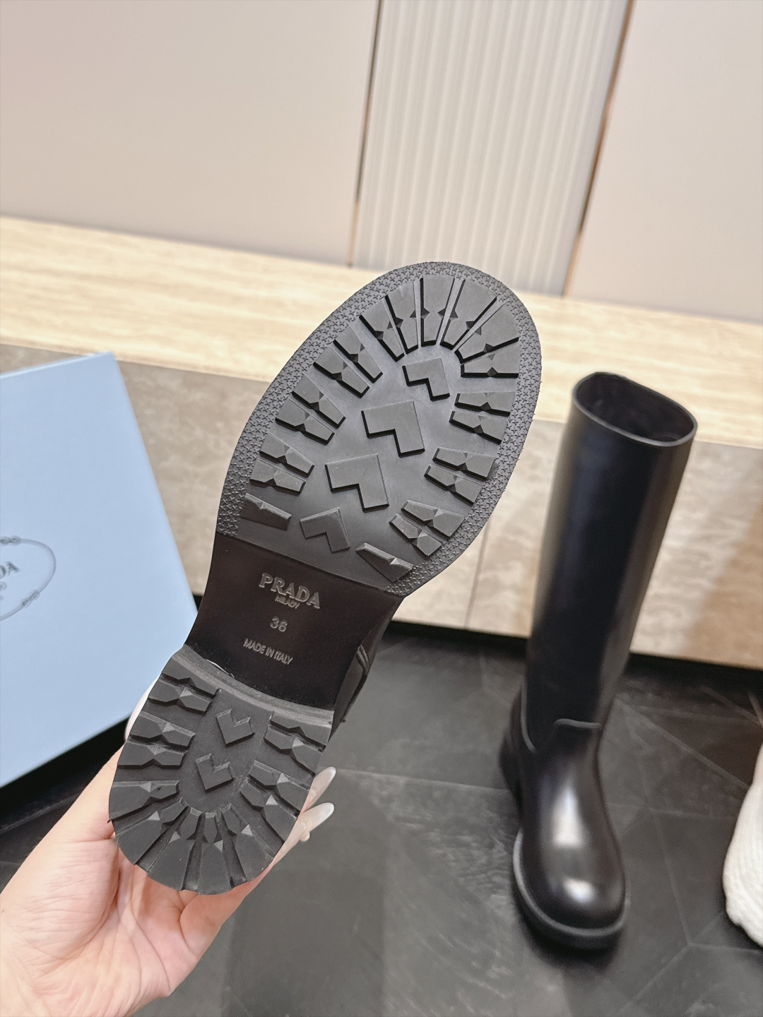 高筒    Prada/普拉达F041 2026ss秋冬最新款厚底马丁靴高筒靴长靴，非常耐看的一款 走秀款中筒靴 原版复